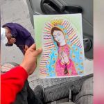 Anciano vende dibujos de la Virgen en México para alimentar a sus nietos