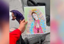 Anciano vende dibujos de la Virgen en México para alimentar a sus nietos Anciano vende dibujos de la Virgen en México para alimentar a sus nietos