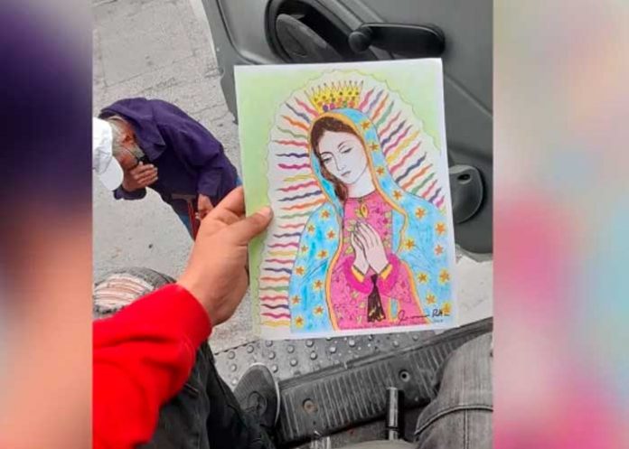 Anciano vende dibujos de la Virgen en México para alimentar a sus nietos