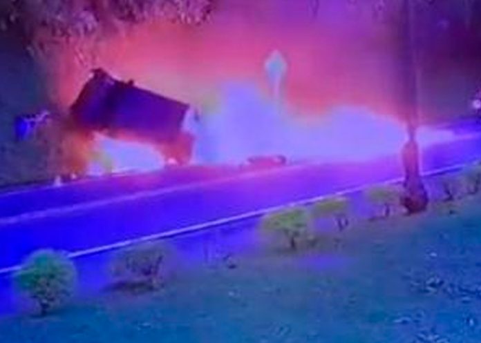 ¡Boom! Explota moto al chocar con camioneta en Colombia (VIDEO)