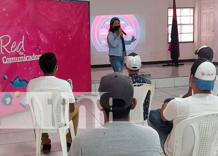 Innova y Crece: Capacitan en redes sociales a emprendedores