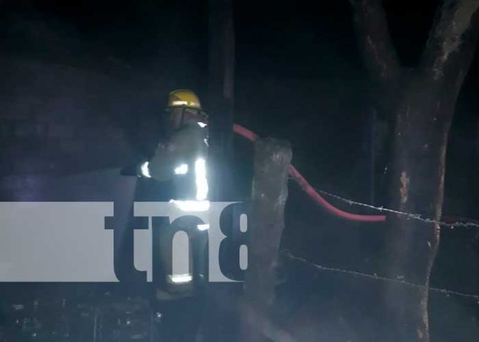 Taller de moto es reducido a cenizas tras fuerte incendio en Granada