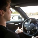 Conductor de Tesla acusado de homicidio por conducir en piloto automático