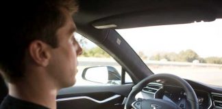 Conductor de Tesla acusado de homicidio por conducir en piloto automático