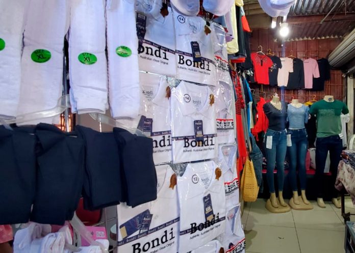 2 Mercados de Managua surtidos con productos escolares