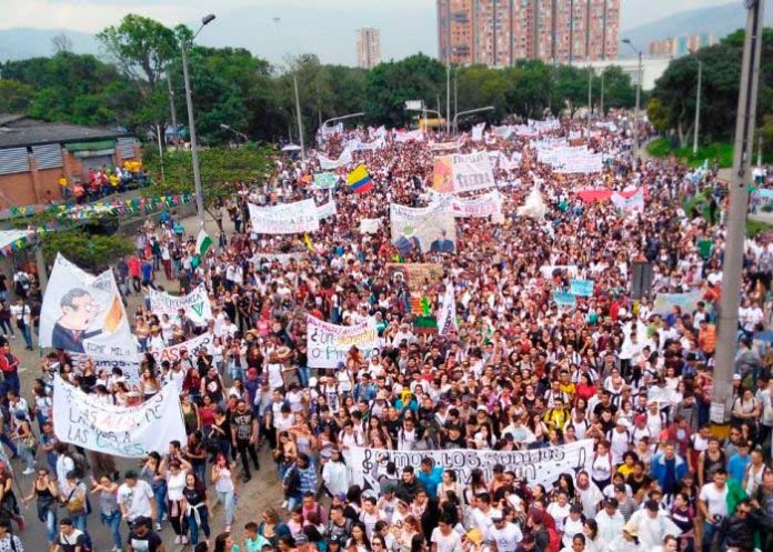 Grupos armados disparan contra manifestantes en Colombia