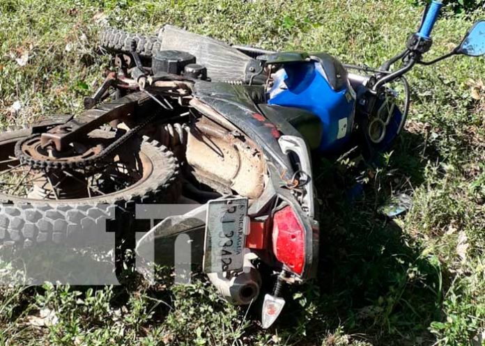 Motociclista lesionado al estrellarse contra un vehículo en Chontales