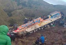 11 personas mueren en Bolivia al caer un bus en un precipicio 11 personas muertas en Bolivia al caer bus en un precipicio