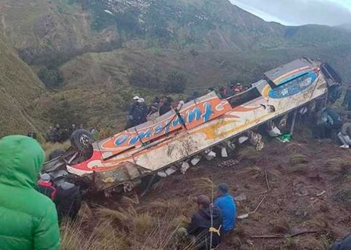 2 11 personas muertas en Bolivia al caer bus en un precipicio