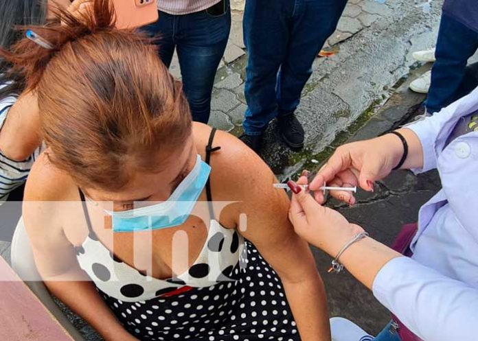 Aplican biológicos anti COVID-19 a la población del barrio El rodeo, Managua