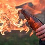 Capturan a un hombre con bombas molotov en su automóvil en California Capturan a un hombre con bombas molotov en su automóvil en California