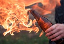 Capturan a un hombre con bombas molotov en su automóvil en California Capturan a un hombre con bombas molotov en su automóvil en California
