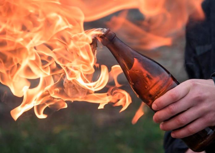 2.1 Capturan a un hombre con bombas molotov en su automóvil en California