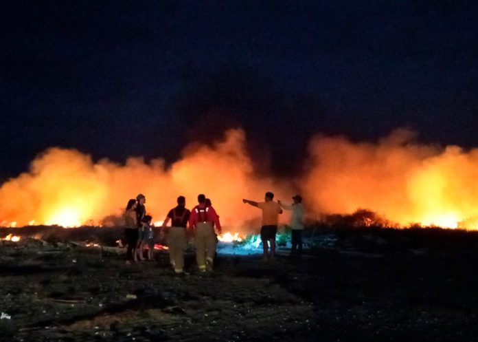 Voraz incendio forestal en Ecuador consume varias hectáreas de vegetación