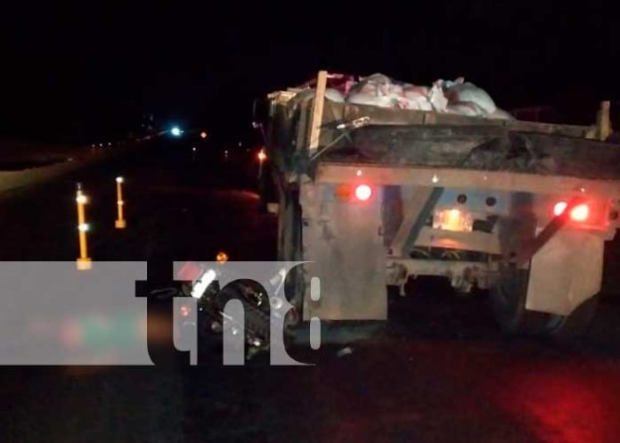 Motociclista muere tras impactar contra una rastra en Tipitapa