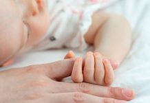 Desgarrador: Hallan a bebé que pasó cinco días con el cadáver de su madre Desgarrador: Hallan a bebé que pasó cinco días con el cadáver de su madre