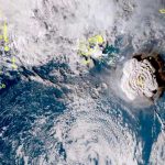 Costa de Estados Unidos en alerta tras erupción del volcán Tonga