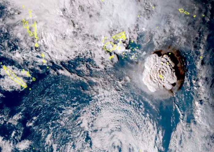 Costa de Estados Unidos en alerta tras erupción del volcán Tonga