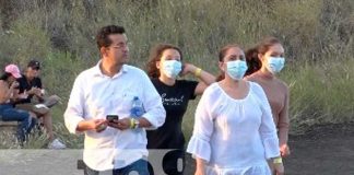 Familias disfrutan del espectáculo de lava del Volcán Masaya