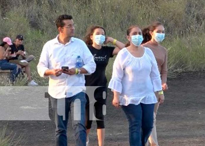 Familias disfrutan del espectáculo de lava del Volcán Masaya