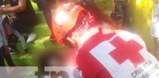 Niña sufre herida en la cabeza tras caer de un resbaladero en Carazo