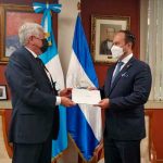 Presentan Copias de Estilo al Canciller de Guatemala Presentan Copias de Estilo al Canciller de Guatemala