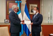 Presentan Copias de Estilo al Canciller de Guatemala Presentan Copias de Estilo al Canciller de Guatemala
