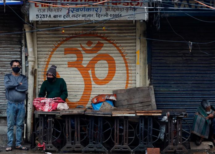 Nueva Delhi cierra restaurantes y oficinas ante la tercera ola de COVID-19