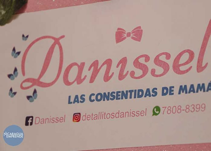 Cabello, nombre y muchos colores personalizan cada accesorios en Detallito Danissel