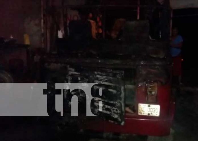 Mototaxi se prende en llamas en Carazo