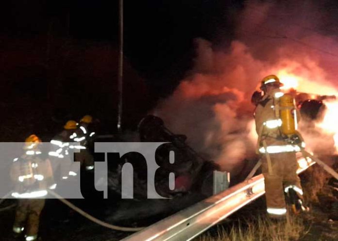 Rastra se vuelca y se incendia en La Cucamonga, Estelí