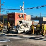 Piloto es rescatado antes de caer en las vías del tren en EE.UU.