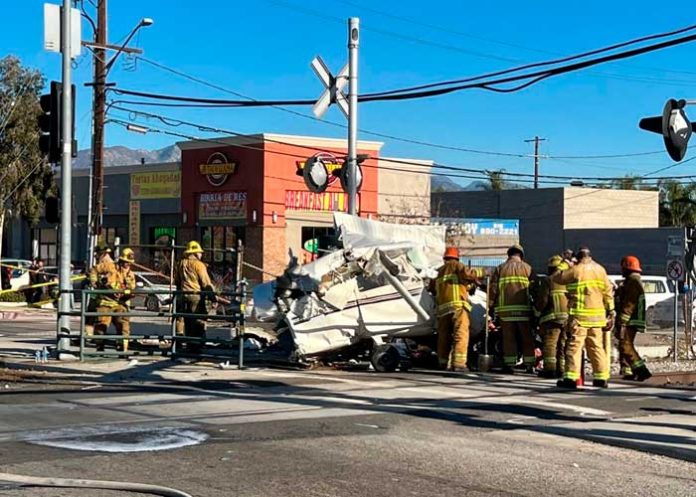 Piloto es rescatado antes de caer en las vías del tren en EE.UU.