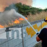 Bomberos logran controlar voraz incendio en carretera a Masaya Bomberos logran controlar voraz incendio en carretera a Masaya