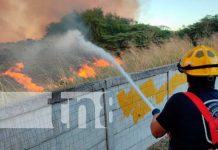 Bomberos logran controlar voraz incendio en carretera a Masaya