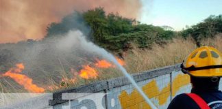 Bomberos logran controlar voraz incendio en carretera a Masaya
