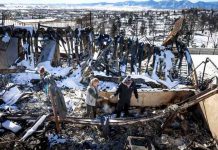 Los escombros calientes ahora cubiertos por la nieve han obstaculizado los esfuerzos de rescate por parte de las autoridades de Colorado