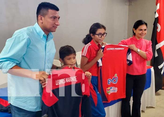 Entregan materiales deportivos al equipo Leones Marinos de Managua