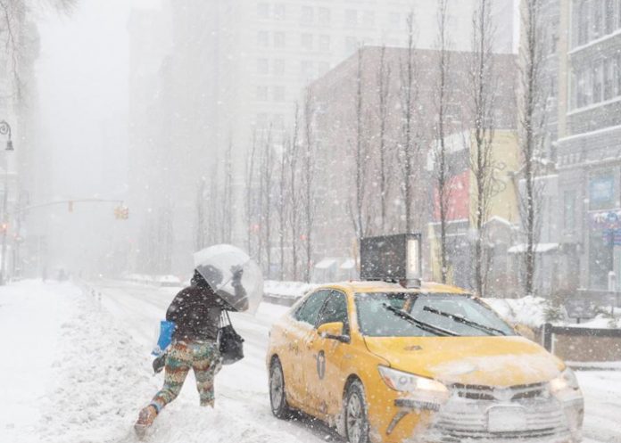 Una fuerte tormenta de nieve golpea Washington y su región