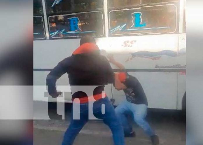 Busero y taxero se dan con todo en Managua (VIDEO)