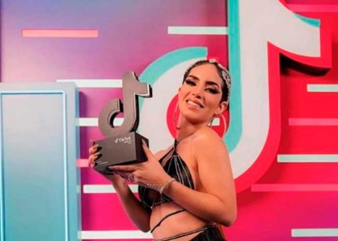 45 TikTok Awards 2022: ¿Kim Loaiza recibió un galardon distinto al resto?