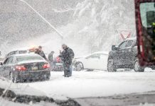 La nevada en Estados Unidos bloquea a automovilistas decenas de horas