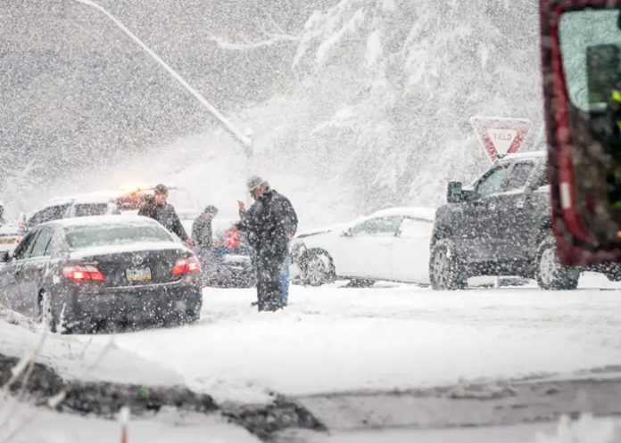 La nevada en Estados Unidos bloquea a automovilistas decenas de horas