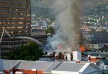 Intenta sofocar el fuego en el parlamento de Sudáfrica