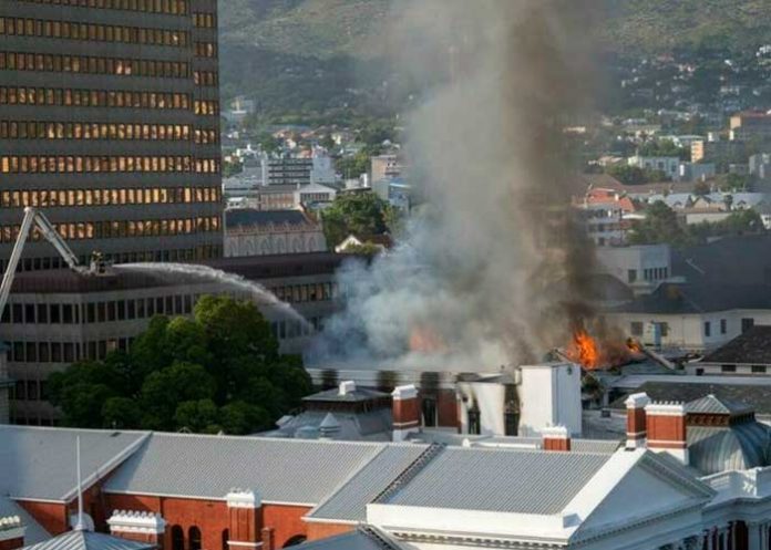 Intenta sofocar el fuego en el parlamento de Sudáfrica