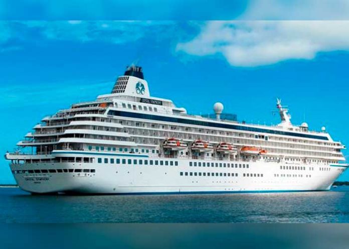 Crucero con 700 personas a bordo se desvía para huir de la justicia