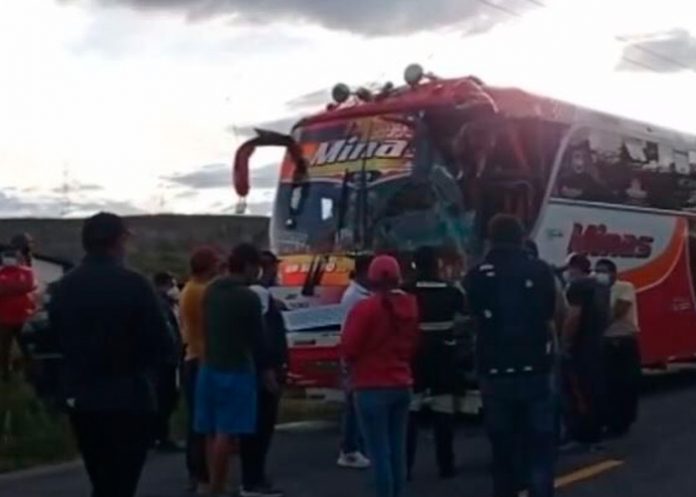7.1 Ocho muertos y 20 heridos en un choque de autobuses en Ecuador