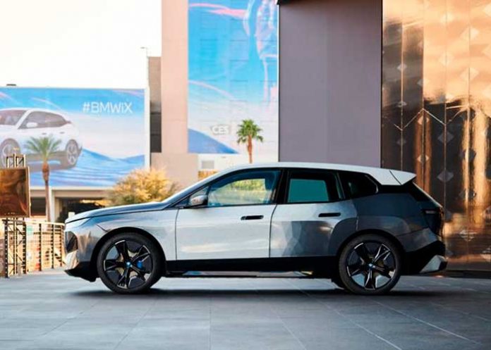 8 BMW presentó en la feria CES un auto que cambia de color en segundos