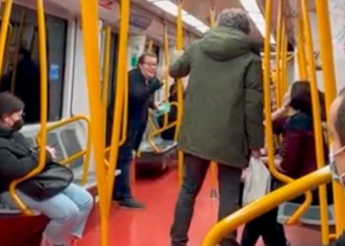 La mascarilla es tema de discusión en metro de Madrid