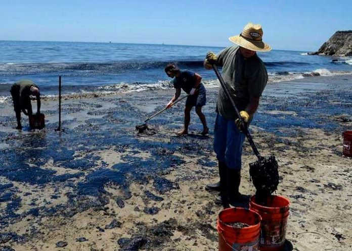 8.5 Perú busca voluntarios para limpiar playas del derrame de petróleo